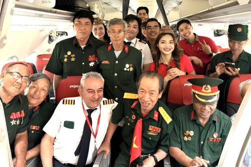 Chuyến bay Vietjet bất ngờ chào đón những người viết nên lịch sử