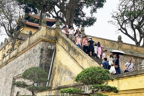 Không khí sôi động tại Hoàng thành Thăng Long dịp nghỉ lễ