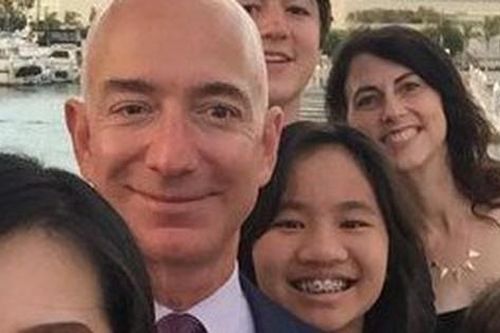 Bé gái mồ côi may mắn nhất thế giới: Được tỷ phú Jeff Bezos nhận nuôi, thừa hưởng khối tài sản hàng tỷ USD