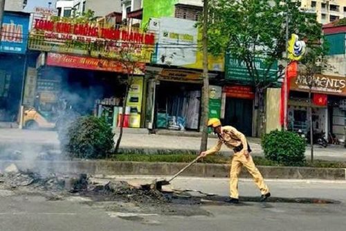 CSGT dọn dẹp đống phế liệu cháy âm ỉ giữa đường