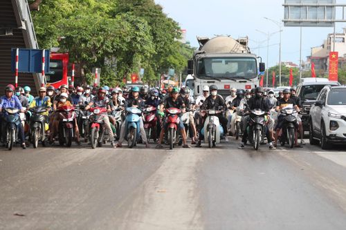 Người dân xếp hàng ùn ùn trở về Thủ đô dưới cái nắng oi ả