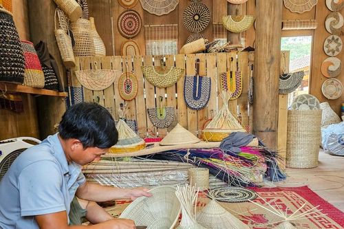 Ninh Bình: Du khách trải nghiệm thêu ren, dệt cói