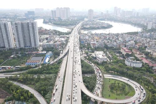 Kết thúc kỳ nghỉ lễ 30-4 và 1-5: Đường phố Hà Nội thông thoáng, bến xe đông đúc