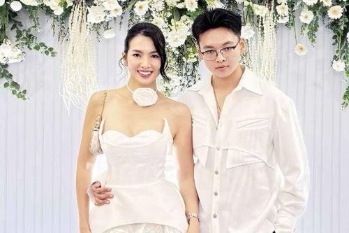Con trai 18 tuổi cao 1,85 m của Anh Thư