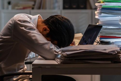 Vụ giáo viên chết gục tại bàn làm việc gây bàng hoàng ở Trung Quốc