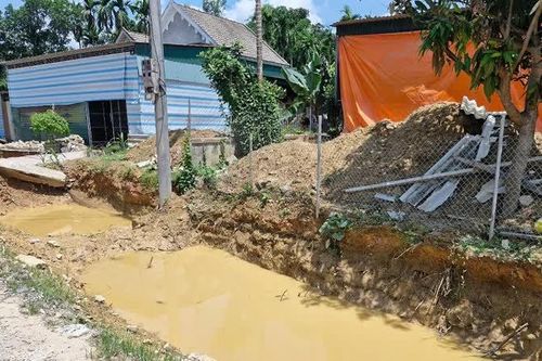 Hà Tĩnh: người dân tự ý khai thác đất trong hành lang Quốc lộ 8C