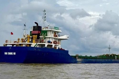 TP Hồ Chí Minh: sà lan mất lái va chạm tàu biển, một người mất tích