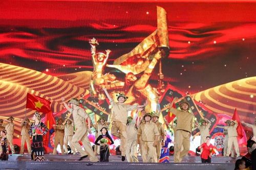 Xúc động chương trình nghệ thuật 'Non sông gấm vóc - Một dải vinh quang'