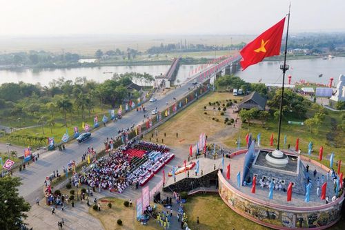 Người may cờ kết nối hàng triệu trái tim