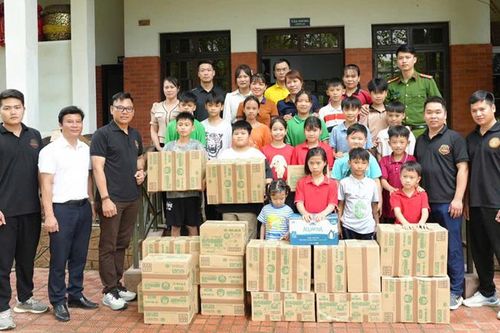 Học viện Quốc tế Võ thuật Tài năng trẻ Việt Nam thăm và tặng quà Làng trẻ em SOS Việt Trì