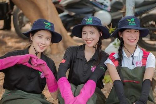 Thí sinh 'Hoa hậu Việt Nam' 2024 dọn rác lan tỏa vẻ đẹp dấn thân và sống xanh