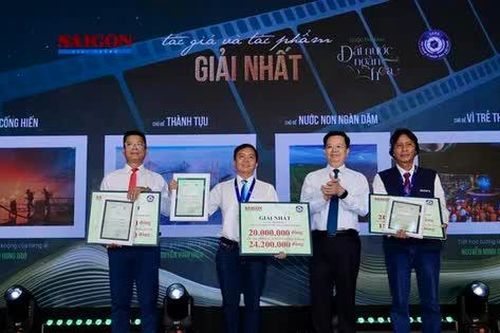 Trao giải cuộc thi ảnh 'Đất nước Ngàn hoa'