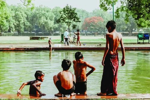 Nắng nóng 'bao phủ' nhiều khu vực