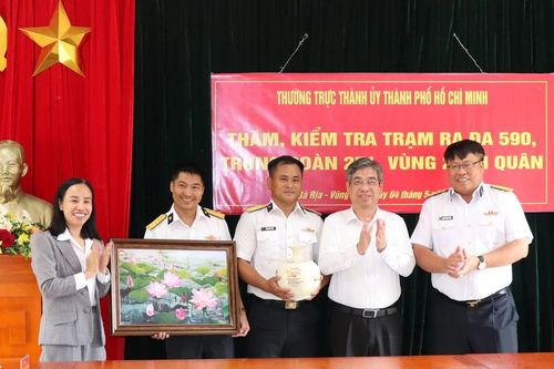 Lãnh đạo TPHCM thăm, động viên cán bộ, chiến sĩ tại huyện Côn Đảo