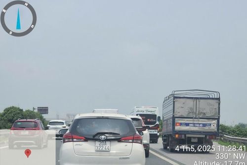 Ô tô nối đuôi vào làn khẩn cấp cao tốc Pháp Vân về Hà Nội