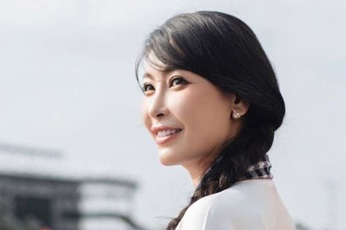 Ngắm nhan sắc Hoa hậu Hà Kiều Anh trong tà áo dài