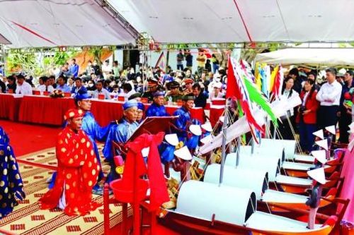 Hồn dân tộc giữa biển trời Tổ quốc