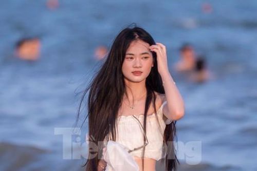 Nhiều người 'giải nhiệt' ở Bãi Cháy