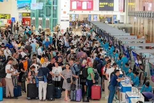 Gần 220.000 người đổ về sân bay Nội Bài, Tân Sơn Nhất ngày cuối nghỉ lễ