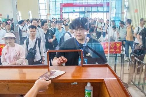 Hơn 37 nghìn lượt khách xuất nhập cảnh qua cửa khẩu Hữu Nghị dịp lễ 30/4 và 1/5