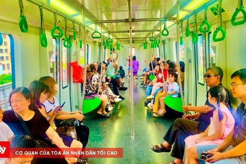 Metro Hà Nội tấp nập hành khách di chuyển dịp lễ