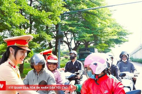 Ấm áp hình ảnh nữ thượng úy CSGT xinh đẹp phát nước tặng người dân