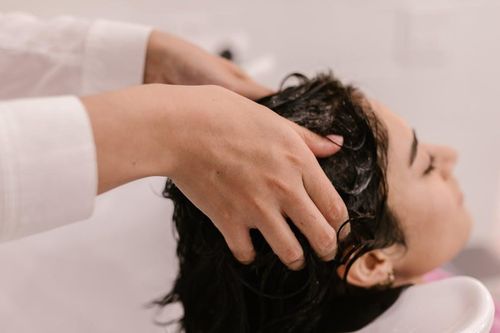 Gội đầu khuya, cô gái hoảng loạn nhìn miệng và mắt bị kéo lệch vào buổi sáng