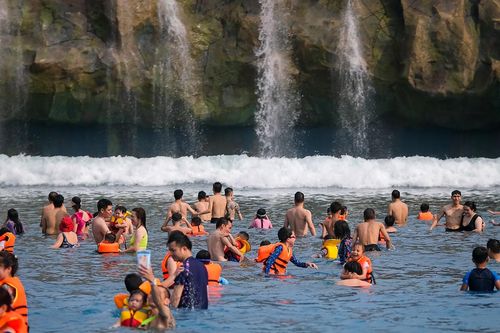 Hà Nội nóng oi ả, ngàn du khách đổ tới công viên, biển nhân tạo giải nhiệt