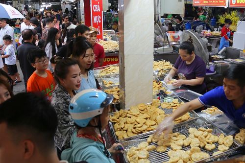 Du khách chen nhau mua hải sản ở chợ nổi tiếng Hạ Long cuối kỳ nghỉ lễ