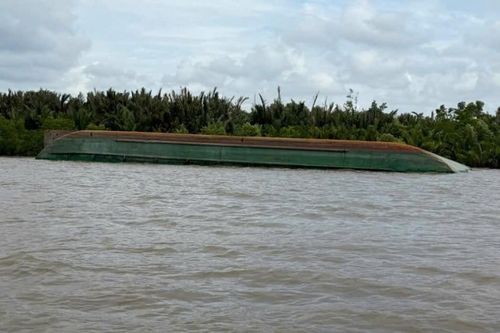 Sà lan chở 900 tấn đá lật, 1 thuyền viên mất tích