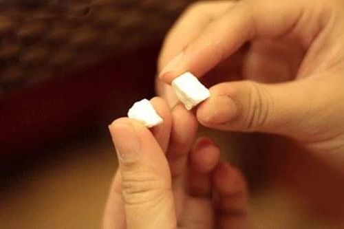 Loét thực quản vì thói quen bẻ thuốc cho dễ uống