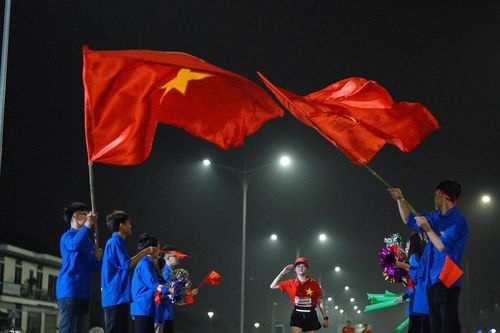Khoảnh khắc ấn tượng trên đường chạy 'Hành trình theo chân Bác - Vì an ninh Tổ quốc' 2025