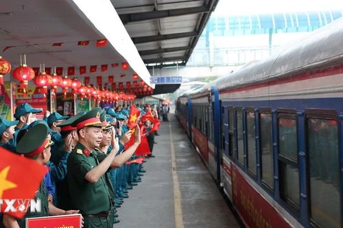 Hân hoan đón đoàn cán bộ, chiến sỹ tham gia diễu binh về đến Hà Nội