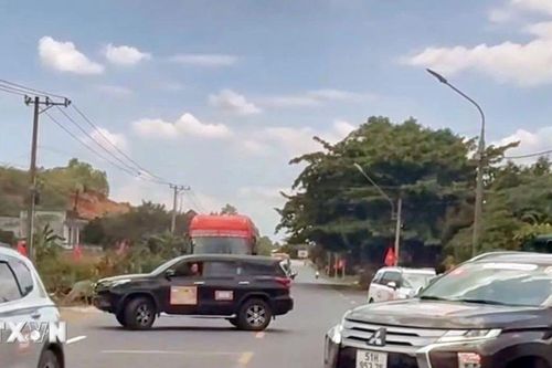 Xác định 4 tài xế trong 'đoàn xe doanh nhân' mắc lỗi dừng xe trái quy định
