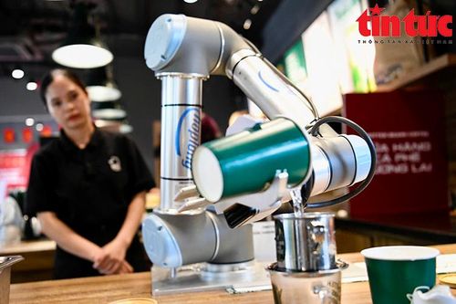 Trải nghiệm mới lạ tại quán cà phê sử dụng robot phục vụ dịp nghỉ Lễ 30/4–1/5