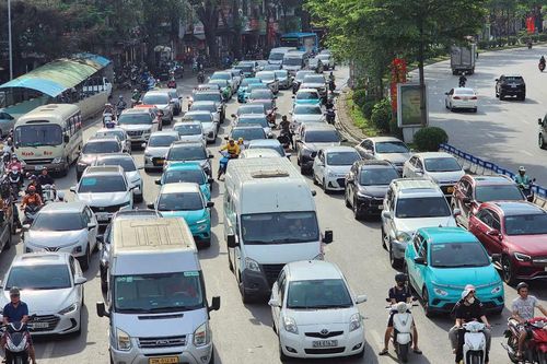 Nhiều tuyến đường tại Hà Nội ùn tắc không lối thoát trong ngày cuối kỳ nghỉ Lễ