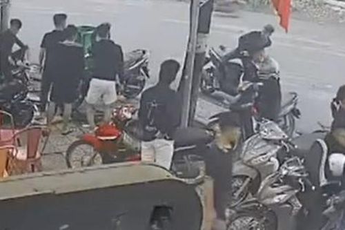 2 nhóm thanh thiếu niên dùng vỏ chai bia và hung khí rượt đuổi nhau trên đường