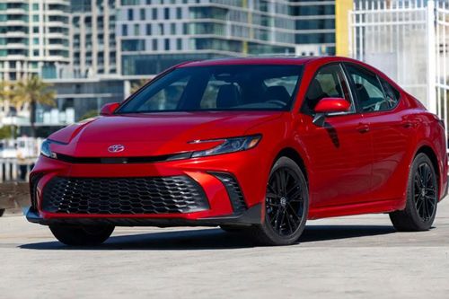 Toyota Camry 2026 bổ sung thêm phiên bản Nightshade với thiết kế siêu ngầu, tiết kiệm xăng đáng nể