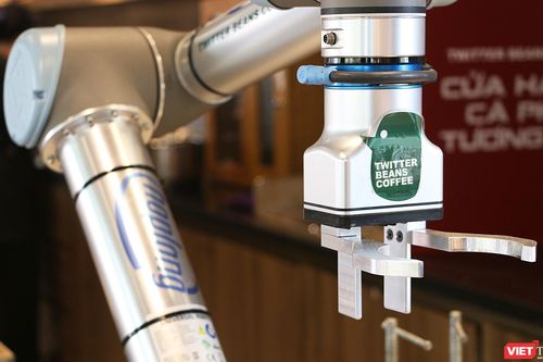 Robot tự pha cà phê, mang đồ uống, viết thư pháp, chụp ảnh cho khách ở Hà Nội