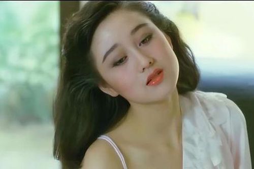 Mỹ nhân gợi cảm nắm trong tay 7000 tỷ, đột ngột biến mất khỏi showbiz đầy bí ẩn