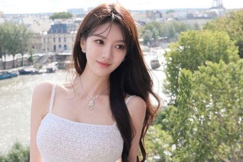 Lộ diện con gái của Huỳnh Hiểu Minh và hot girl kém 16 tuổi?