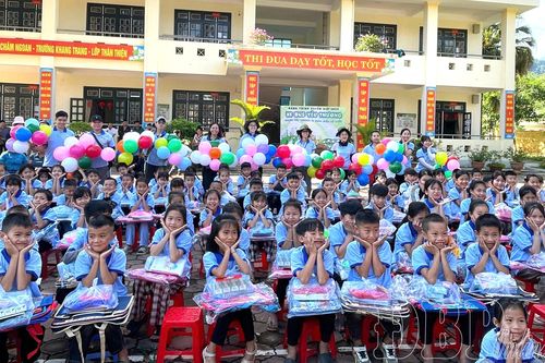 Trao 150 suất quà cho học sinh và người nghèo xã Ẳng Nưa