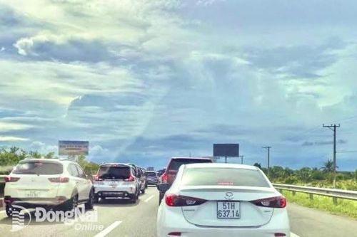 Xe cộ tập trung đông đúc qua Đồng Nai vào chiều cuối kỳ nghỉ lễ