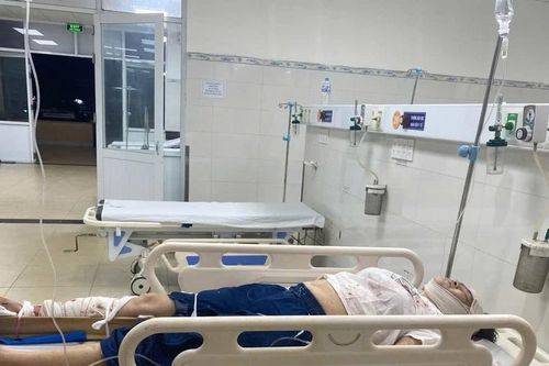 Đứng xem vá lốp, người phụ nữ bị xe máy tông gây chấn thương sọ não