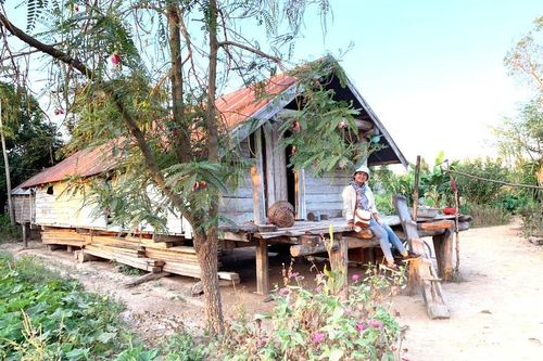 Bên chiếc cầu thang nhà dài