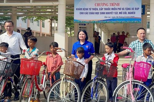 Mang niềm vui đến với người bệnh và trẻ em nghèo