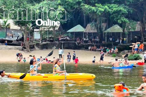 Du lịch dã ngoại, tắm suối hút khách dịp lễ 30-4 và 1-5