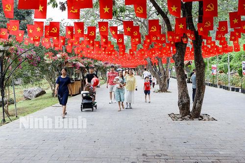 Ninh Bình đón trên 700.000 lượt du khách trong dịp nghỉ lễ 30/4, 1/5