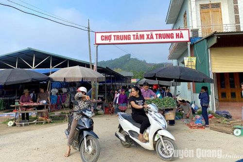 Độc đáo chợ phiên Trung Hà