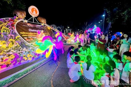 Hấp dẫn các hoạt động tại phố đi bộ hồ Tân Quang